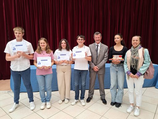 Axelle, Camille, Emma, Noé et Tom (manque Marius et Luka) avec Monsieur Diot et Madame Planet.jpg